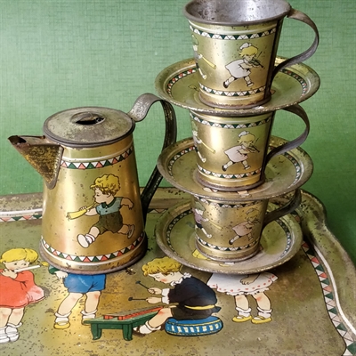 dukke kaffe service guldfarvet metal med børnemotiver gammelt legetøj